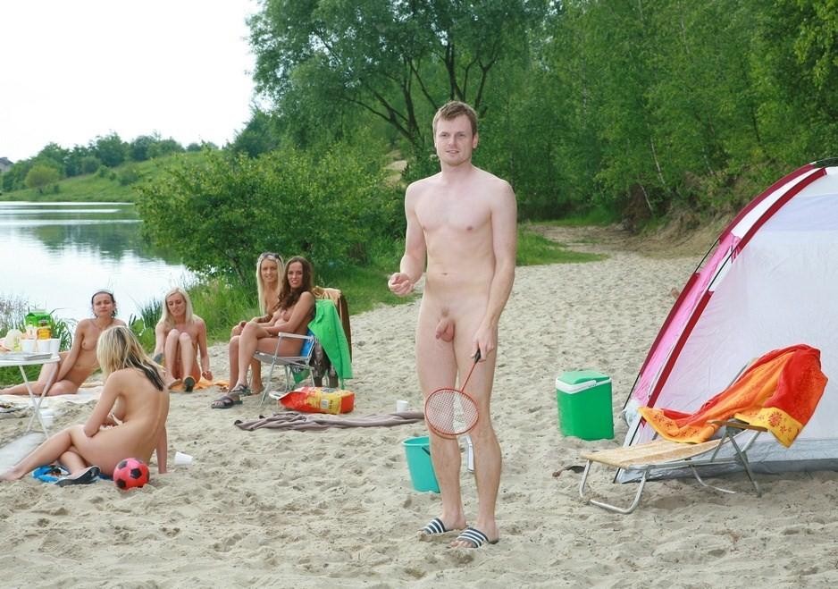 La plage publique est devenue plus chaude avec une nudiste à forte poitrine.
 #72246731