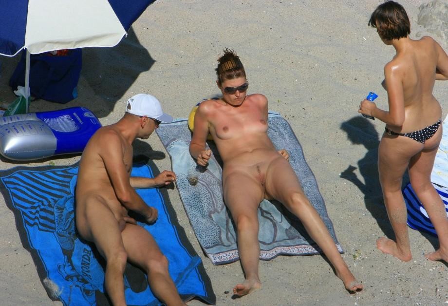 Öffentlicher Strand wurde gerade heißer mit einer vollbusigen Nudistin
 #72246761
