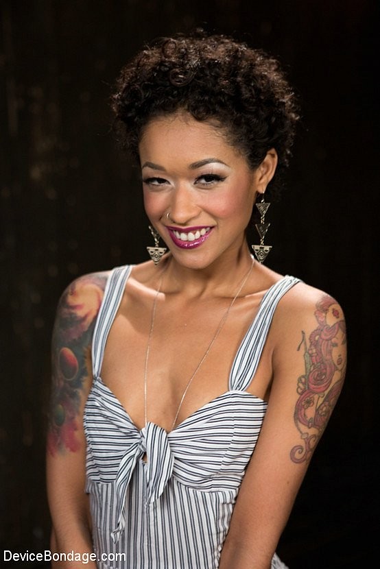 Skin diamond ebano sottomessa è legata in metallo e giocata da maledo
 #71890304