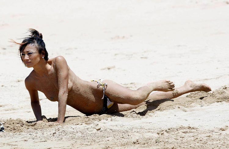 Bai ling mostrando sus pequeños pechos desnudos
 #75370730