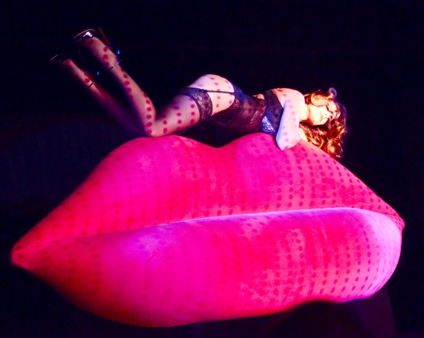 Kelly Brook in lingerie durante lo spettacolo 'forever crazy' di Crazy Horse a Londra
 #75249328