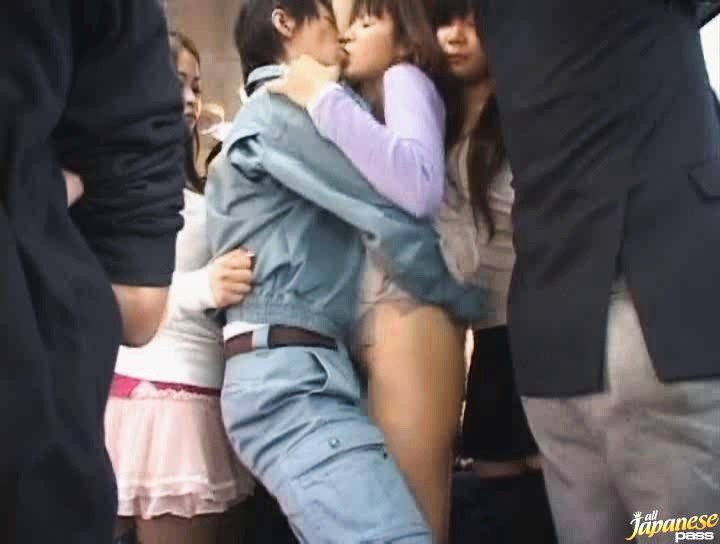 Fille japonaise perverse baisée en public
 #69870939