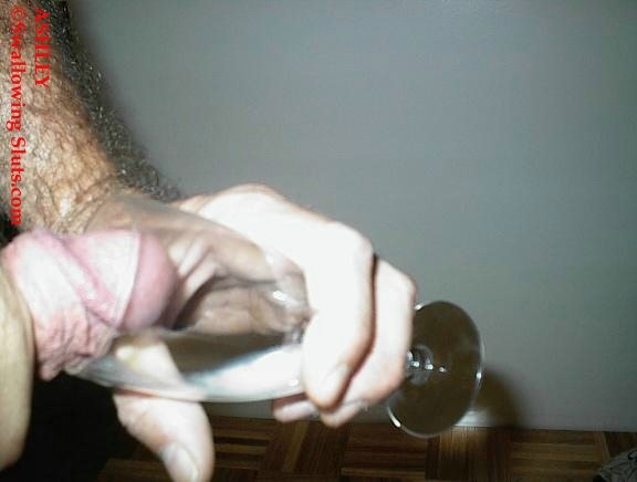 Ebenholz Babe trinkt ein Glas Sperma
 #73451779