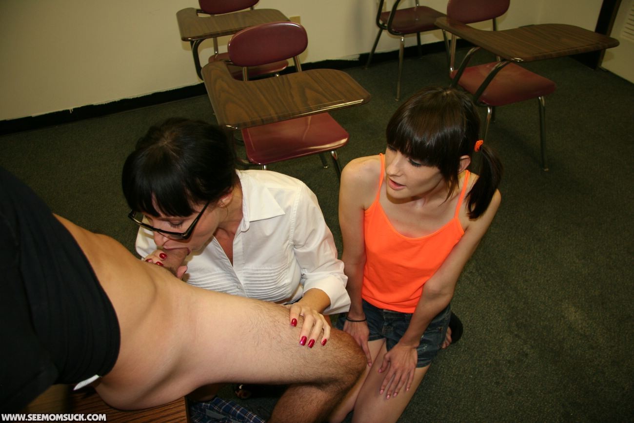 Sucia mami mostrando a su hija como chupar una enorme polla
 #74144169