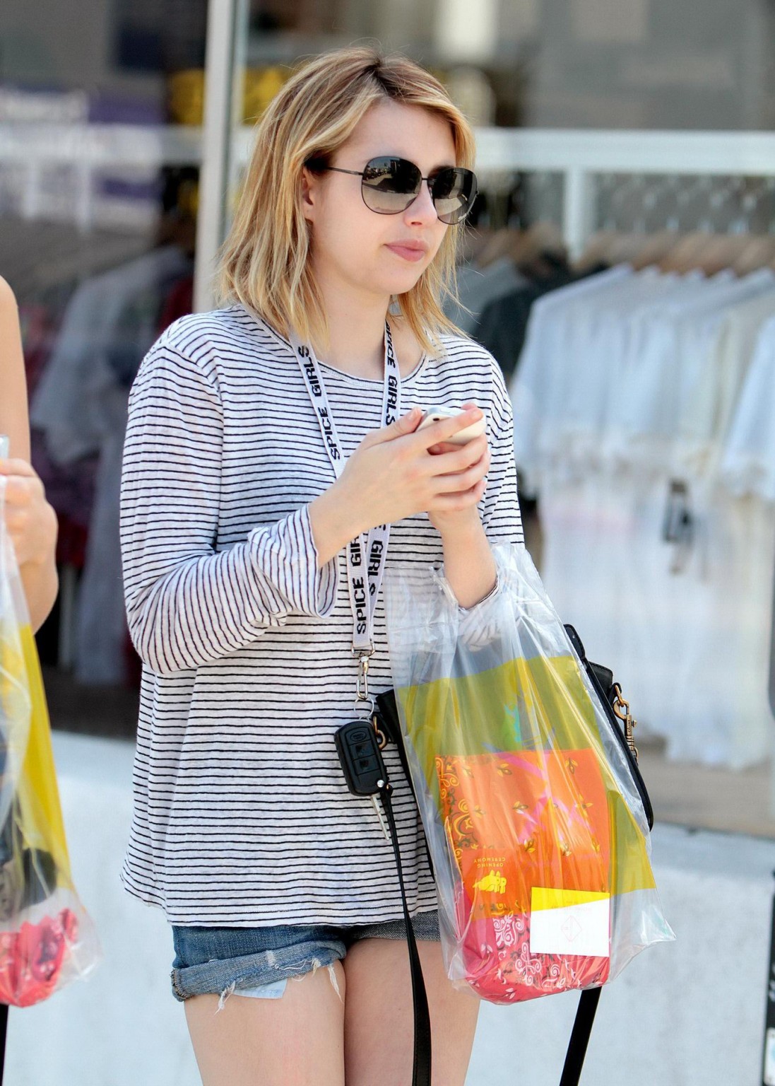 Emma Roberts portant un short en jean à West Hollywood.
 #75263426