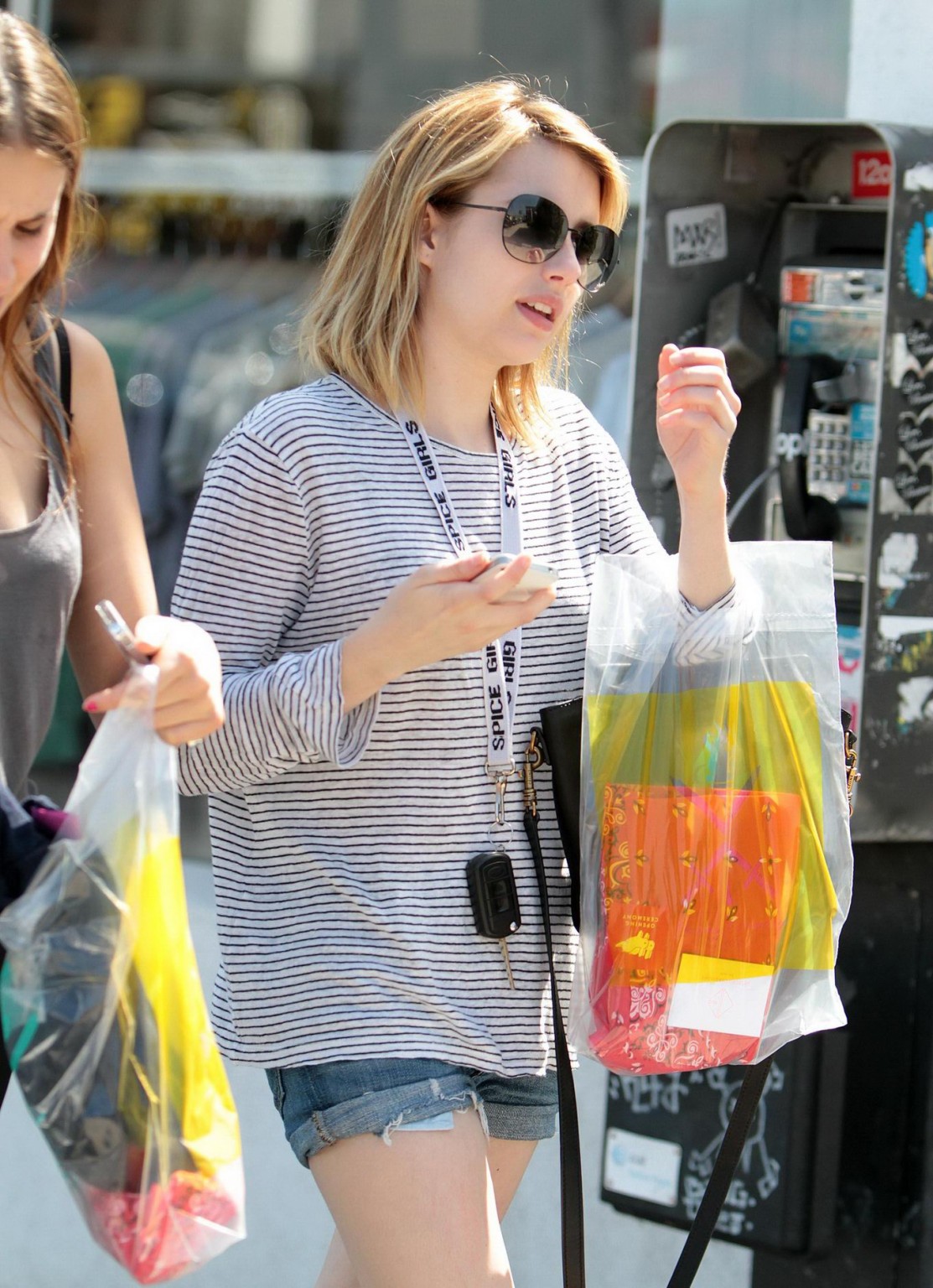 Emma Roberts portant un short en jean à West Hollywood.
 #75263433