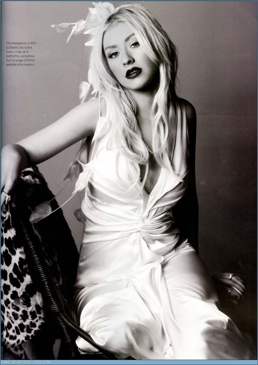 Christina Aguilera esponendo le sue tette in vedere attraverso top paparazzi scatti
 #75321582
