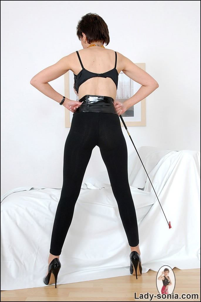 Une femme mûre, Sonia, en pvc et leggings, se fait plaisir avec ses seins.
 #76624109