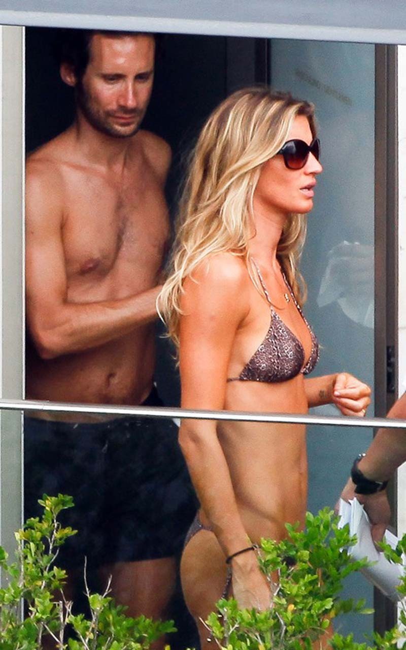 Gisele bundchen mostrando il suo grande corpo in bikini e mostrando il suo culo nudo e t
 #75314665