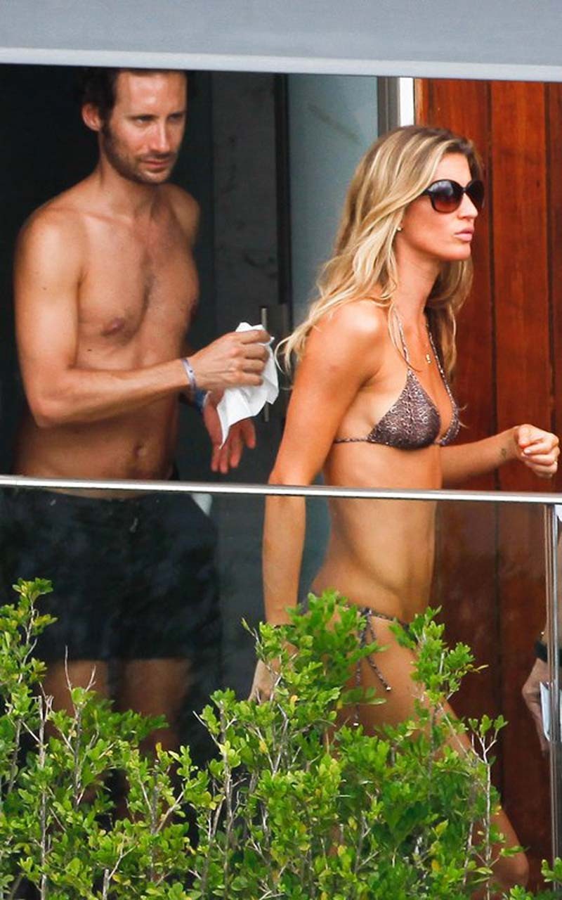 Gisele bundchen mostrando il suo grande corpo in bikini e mostrando il suo culo nudo e t
 #75314680