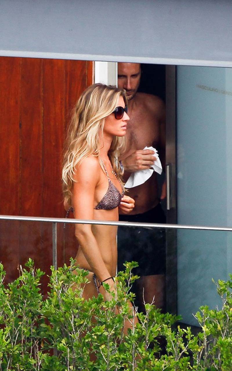 Gisele Bundchen showing her great body in bikini and flashing her bare ass and t #75314684