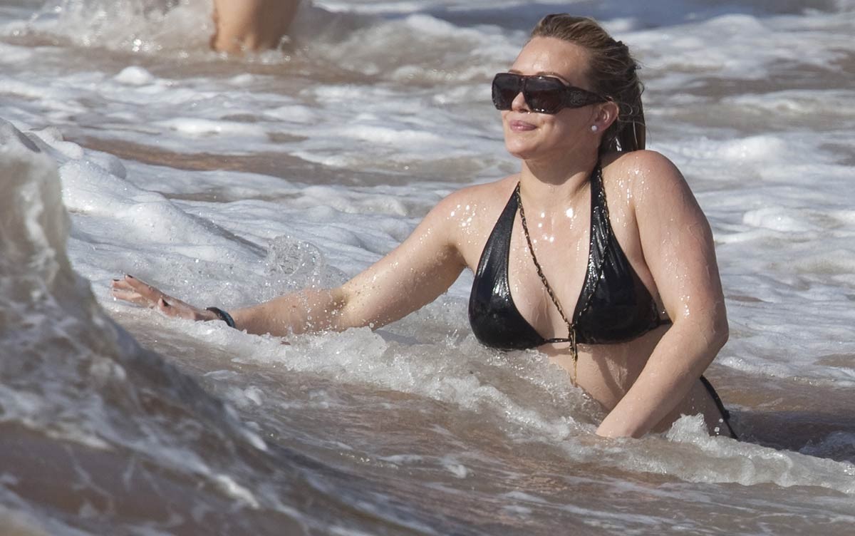 Hilary duff süßer Arsch im engen schwarzen Bikini
 #75391451