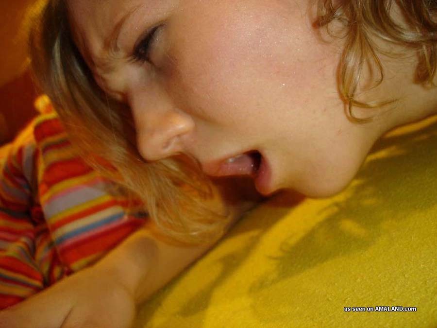 Belle immagini di una ragazza amatoriale arrapata che scopa la sua fica con un dildo
 #77069066