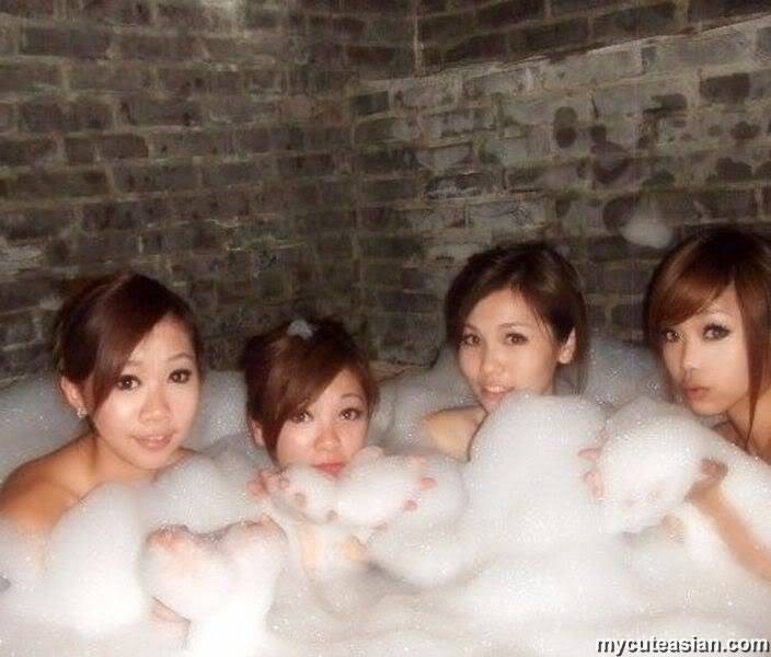 Jeunes asiatiques en chaleur avec des photos faites maison
 #69900445