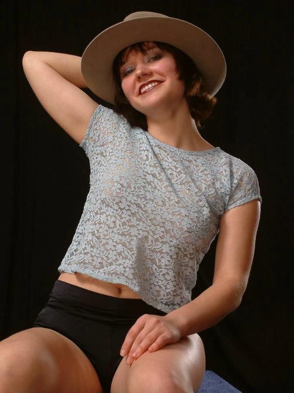 Morena cachonda haciendo striptease con sombrero de vaquero
 #78528603