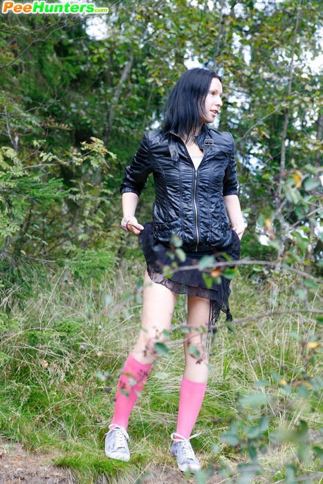 Freches brünettes Flittchen pinkelt in den Wald
 #78690863