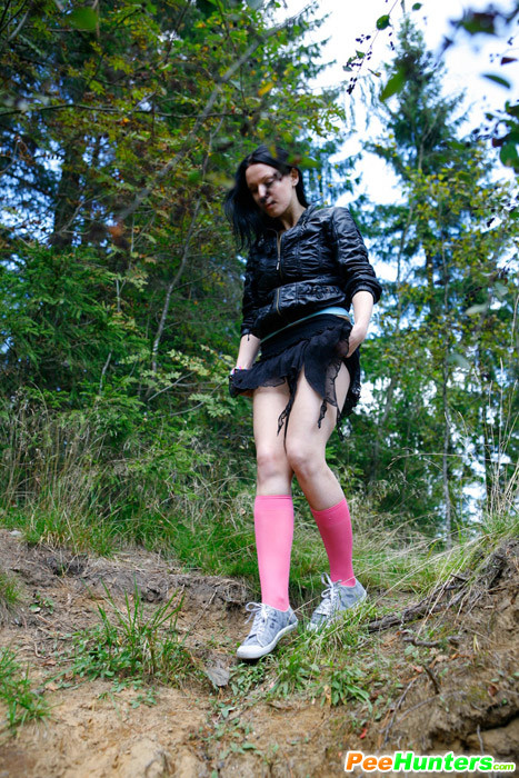 Freches brünettes Flittchen pinkelt in den Wald
 #78690962