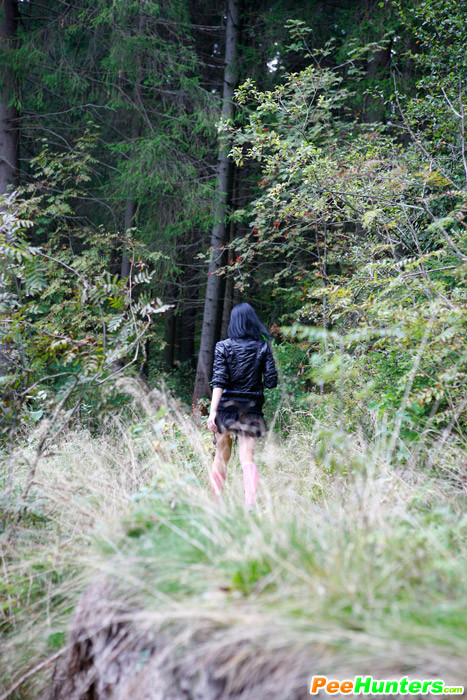 Freches brünettes Flittchen pinkelt in den Wald
 #78690994