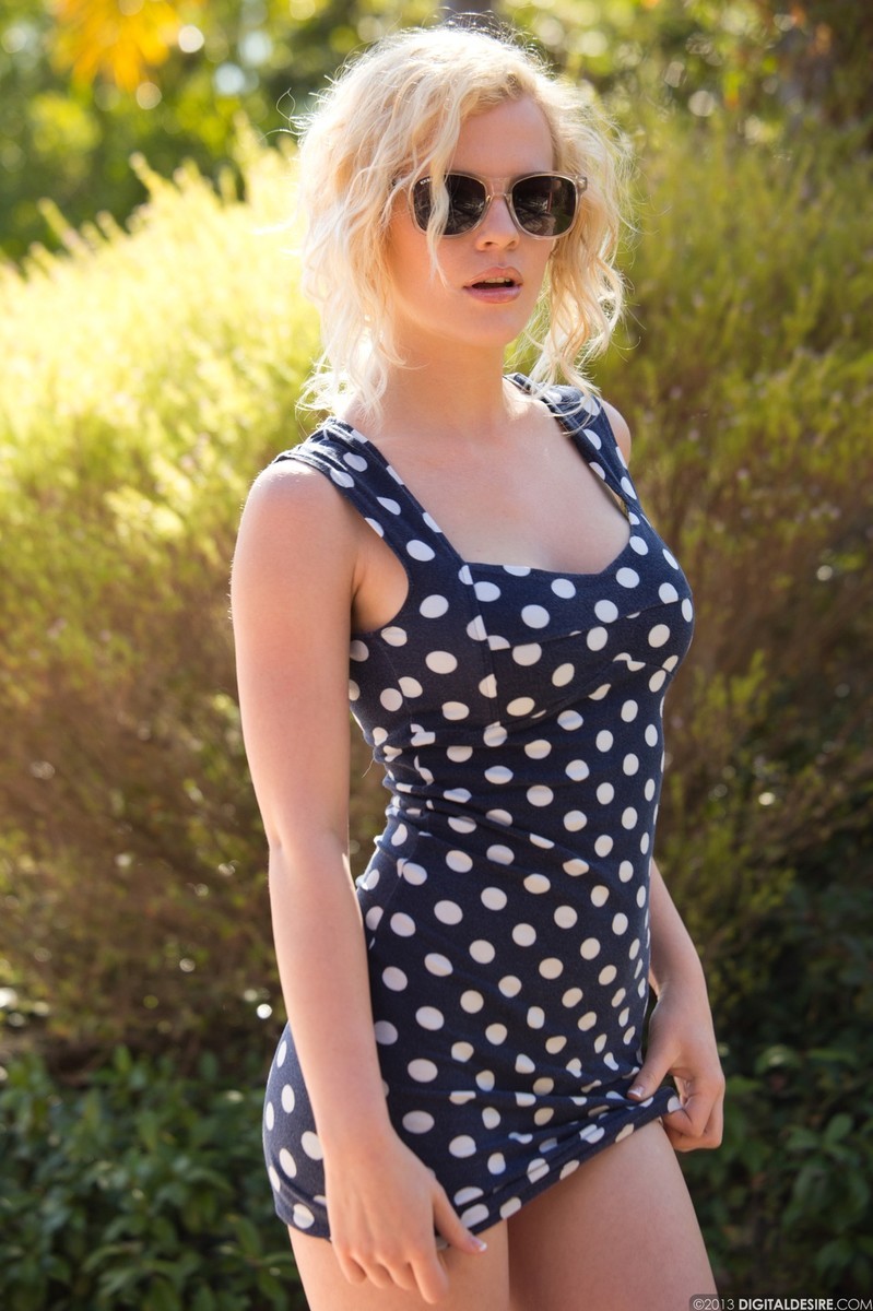 Busty erotische blonde Babe Katie Parker necken im Freien
 #72617481