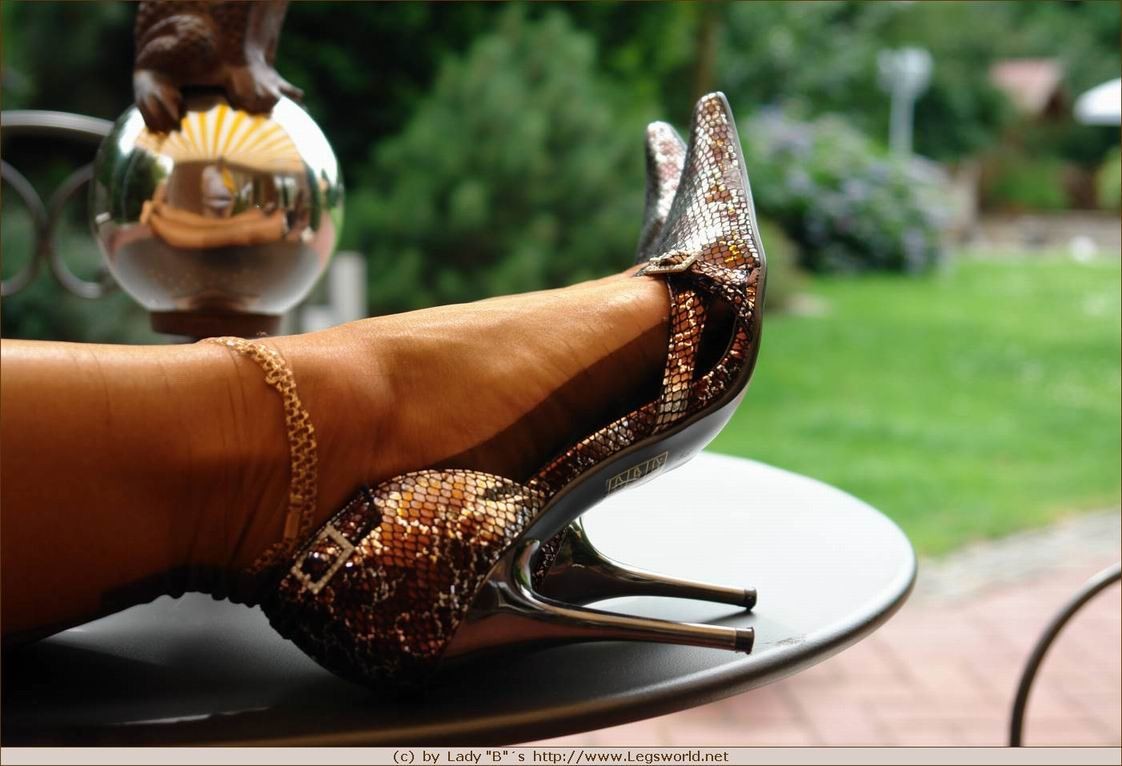 Leggy lady barbara in braunen Strümpfen und high heels
 #76476185