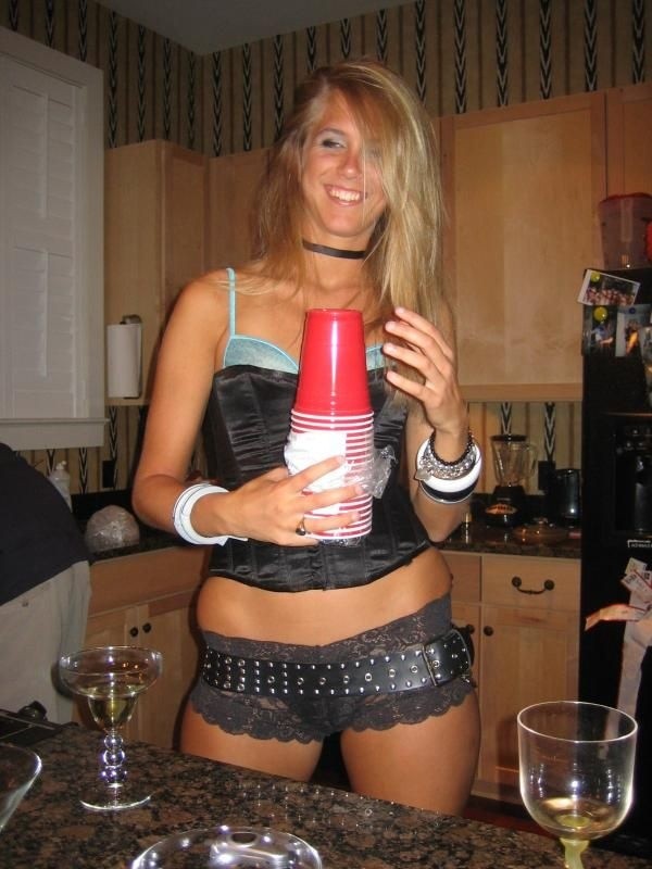 パーティーでヌードを披露する酔っぱらい女子大生のホットな写真集
 #76398538