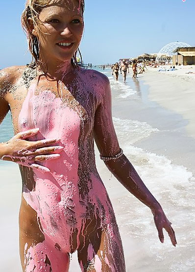 Cuerpos jóvenes desnudos en una playa pública
 #70293031