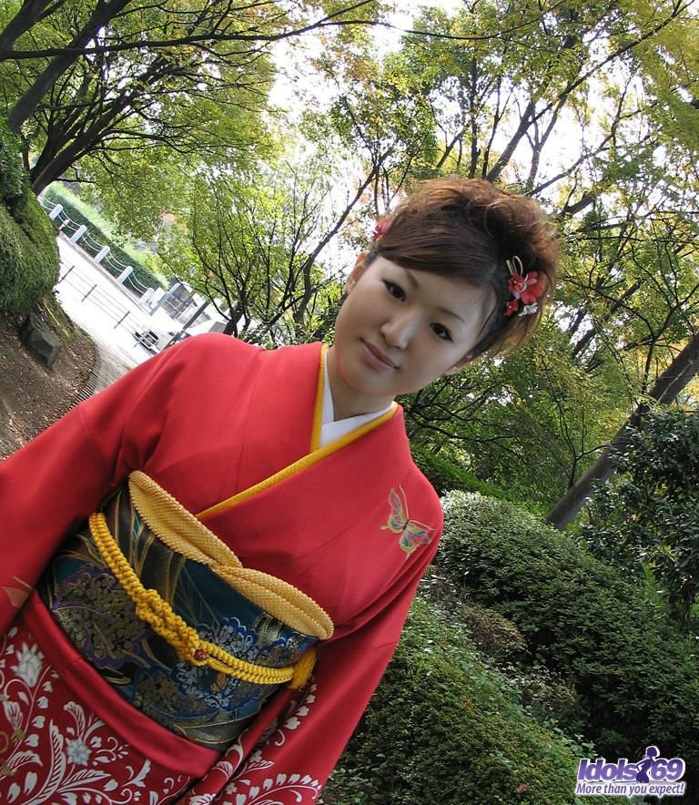 Kimono que lleva ídolo japonés se rompió en la cara con cum
 #75963705