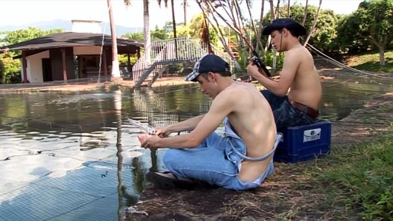 Latino-Jungs beim Fischen
 #76899850