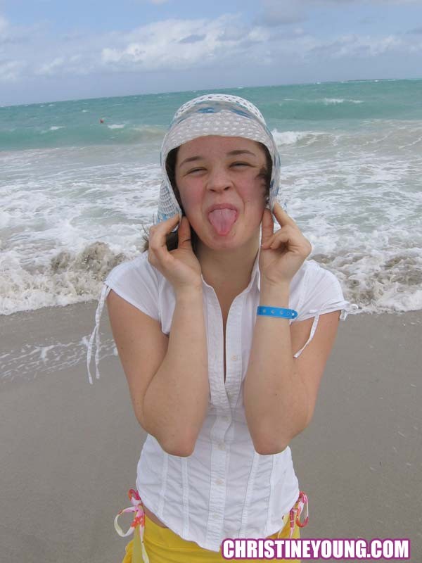 Linda jovencita christine young burlándose en una linda playa
 #67800600