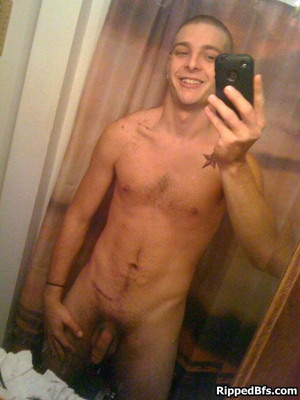 Guapos con grandes cuerpos musculosos mostrando todo
 #76945577