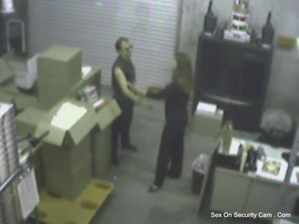 Fellation dans la salle de stockage filmée par une caméra de sécurité
 #76644936