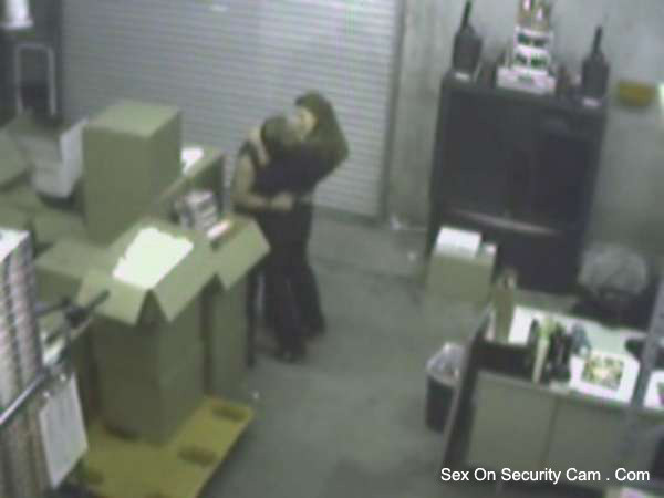 Pompino nel magazzino ripreso dalla telecamera di sicurezza
 #76644949
