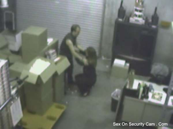 Fellation dans la salle de stockage filmée par une caméra de sécurité
 #76644989