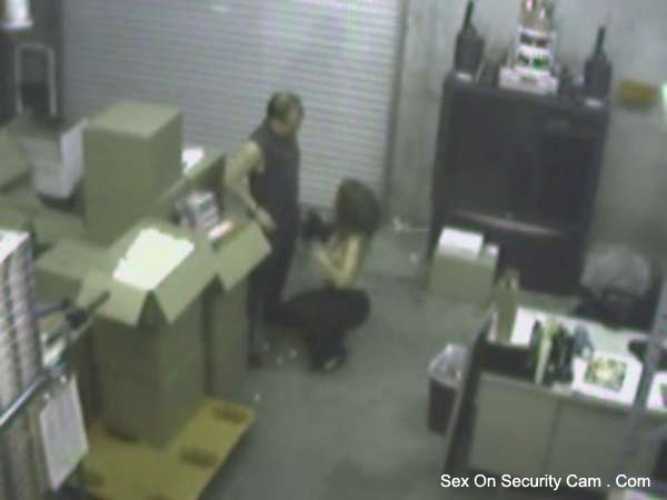 Pompino nel magazzino ripreso dalla telecamera di sicurezza
 #76644997