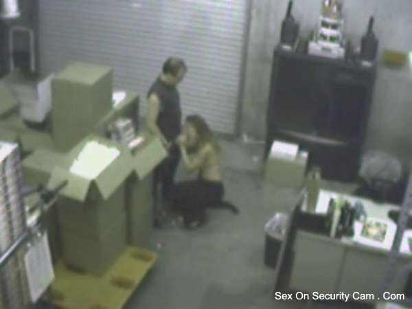 Fellation dans la salle de stockage filmée par une caméra de sécurité
 #76645021