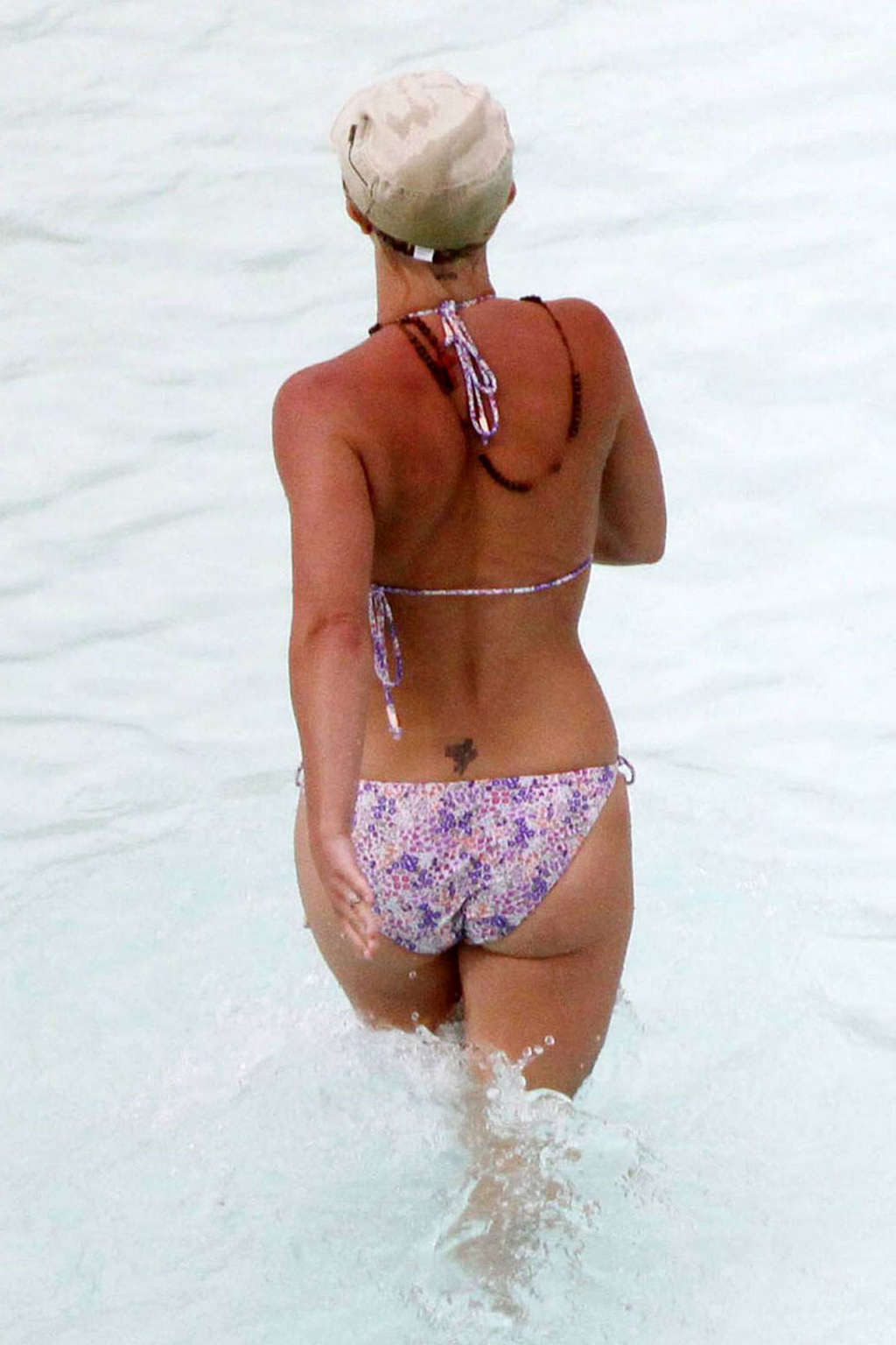 Britney spears che mostra il suo corpo sexy e culo caldo in bikini sulla spiaggia
 #75360691