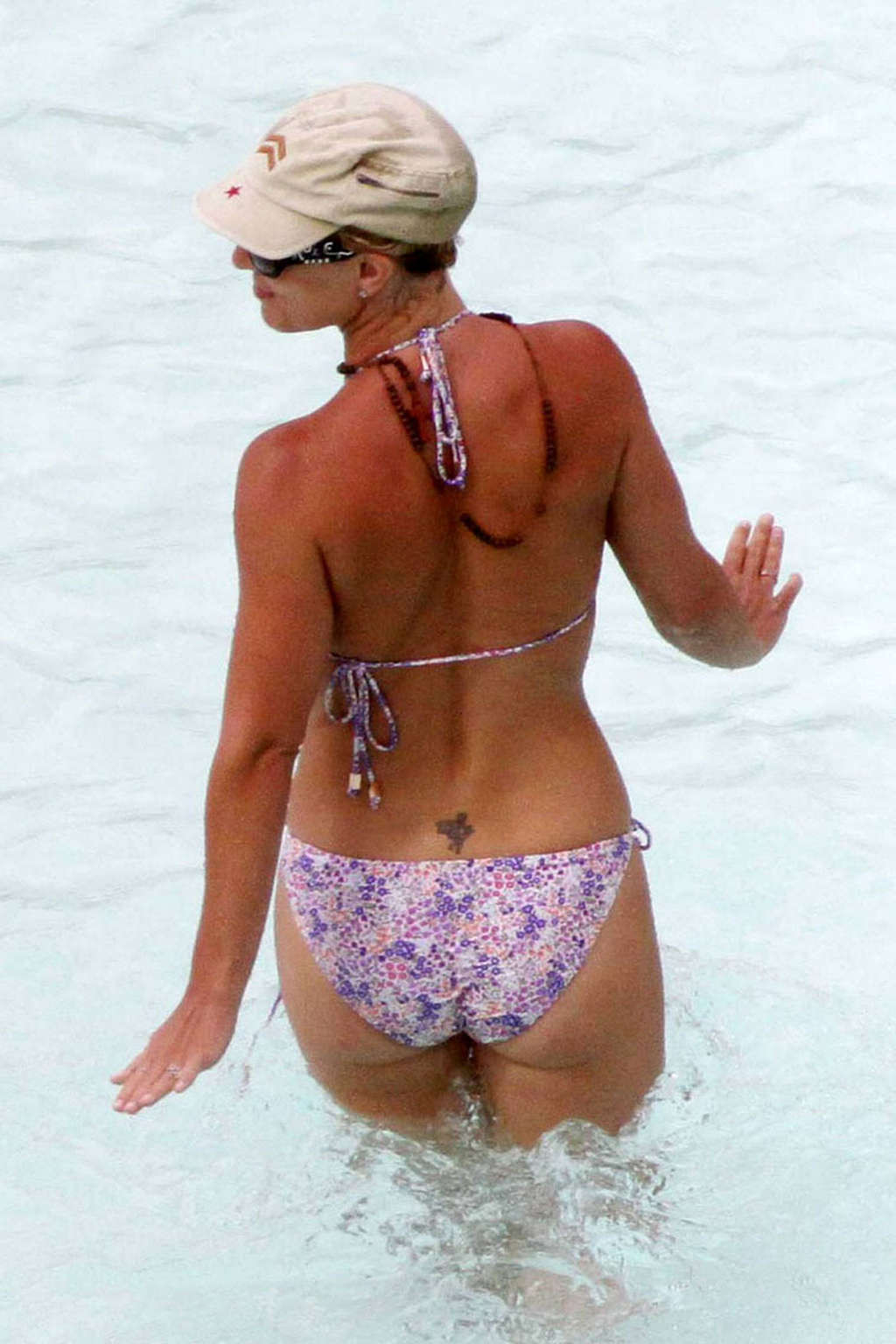 Britney Spears showing her sexy body and hot ass in bikini on beach #75360708