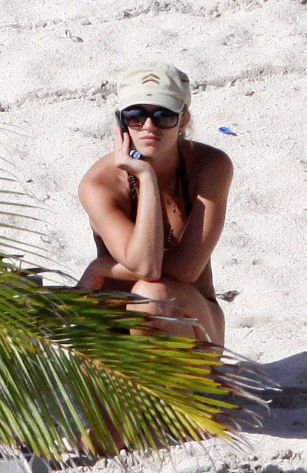 Britney Spears showing her sexy body and hot ass in bikini on beach #75360739