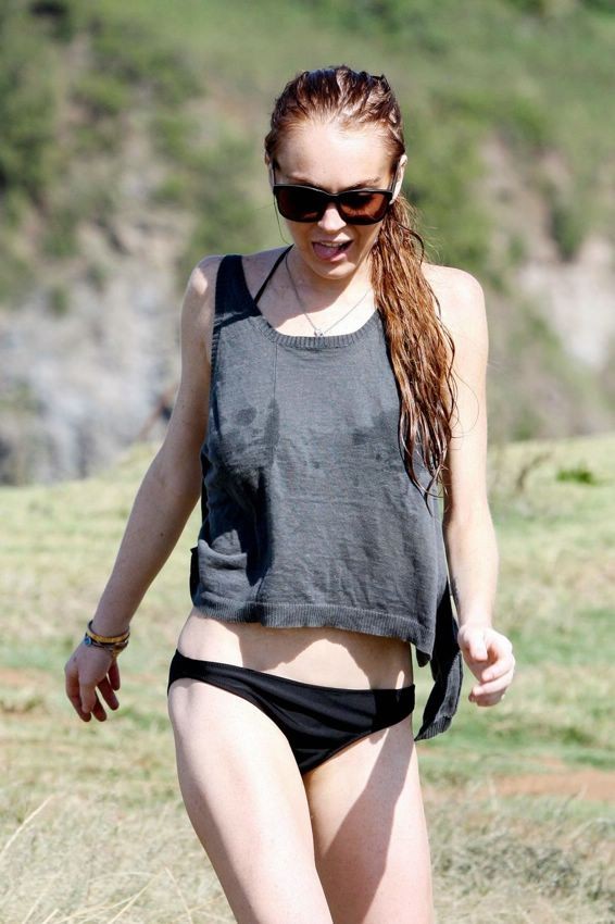 Lindsay lohans große runde Brüste quellen fast aus dem Bikini
 #73184715