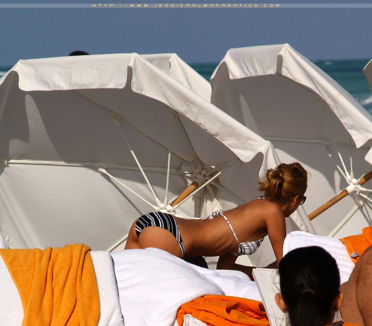 Jessica Alba exposing sexy nude body and hot ass in bikini on beach #75309548