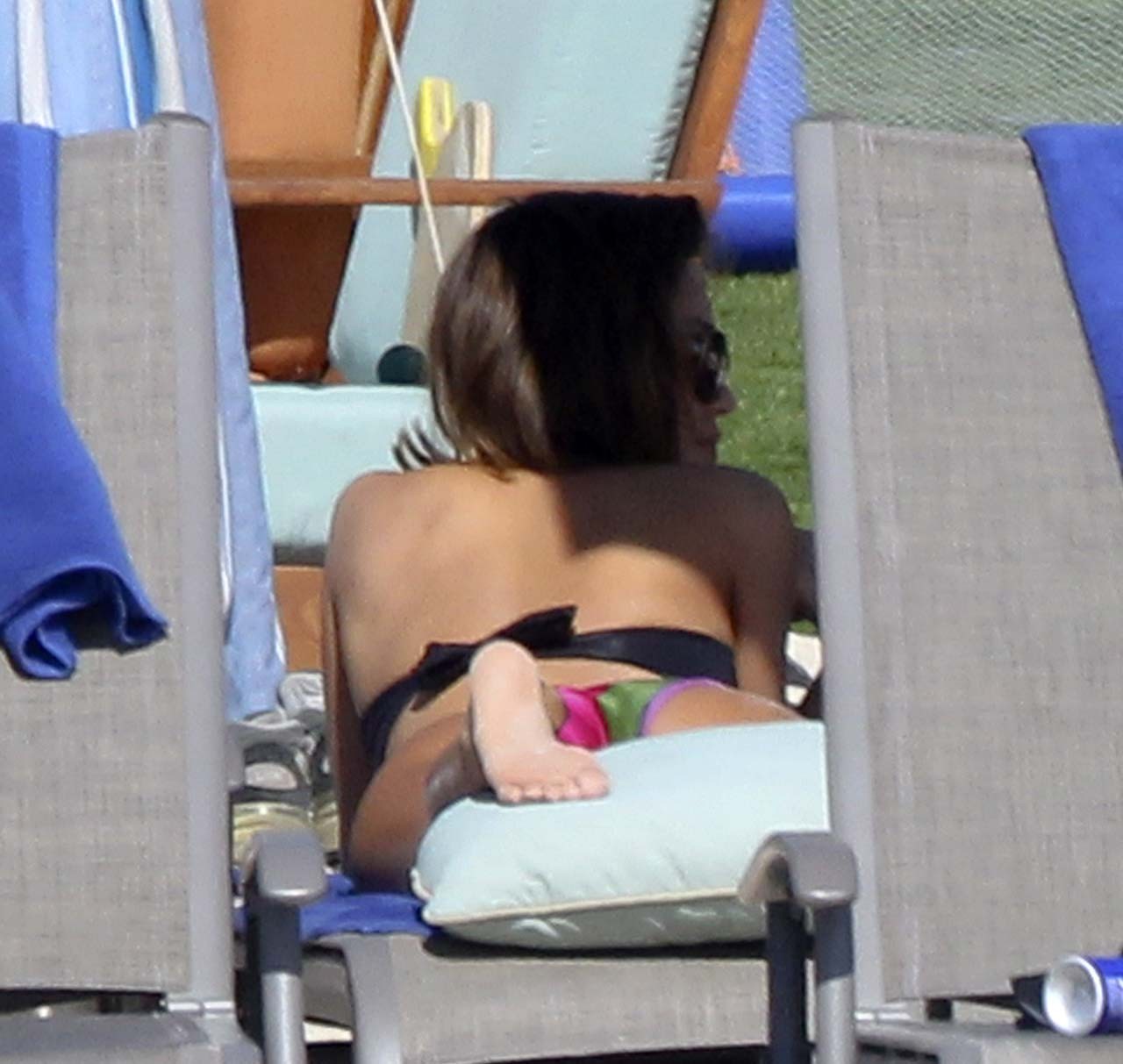 Jessica alba mostrando su sexy cuerpo desnudo y su culo caliente en bikini en la playa
 #75309598