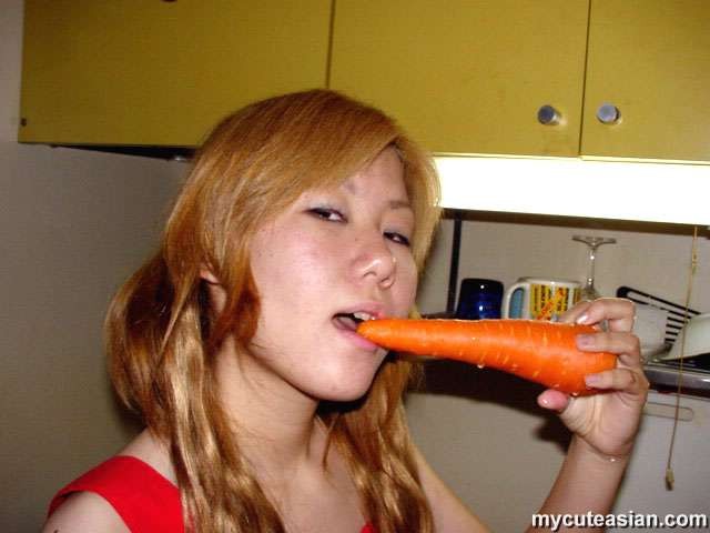 Une jeune asiatique met une carotte et un concombre dans sa chatte
 #69984324