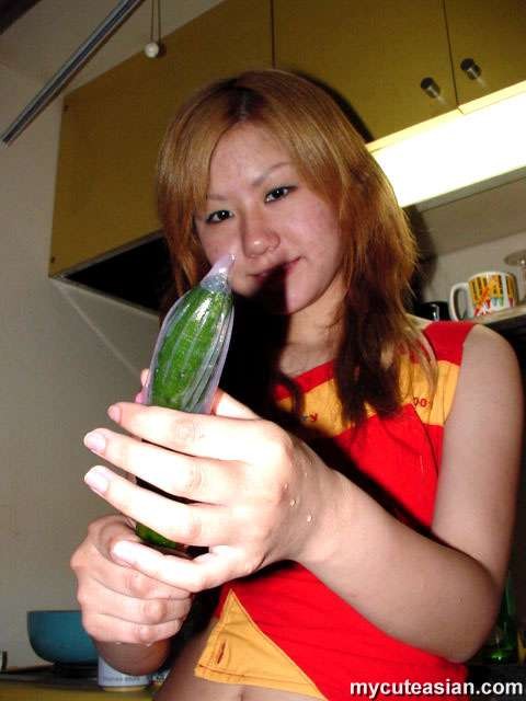 Une jeune asiatique met une carotte et un concombre dans sa chatte
 #69984326