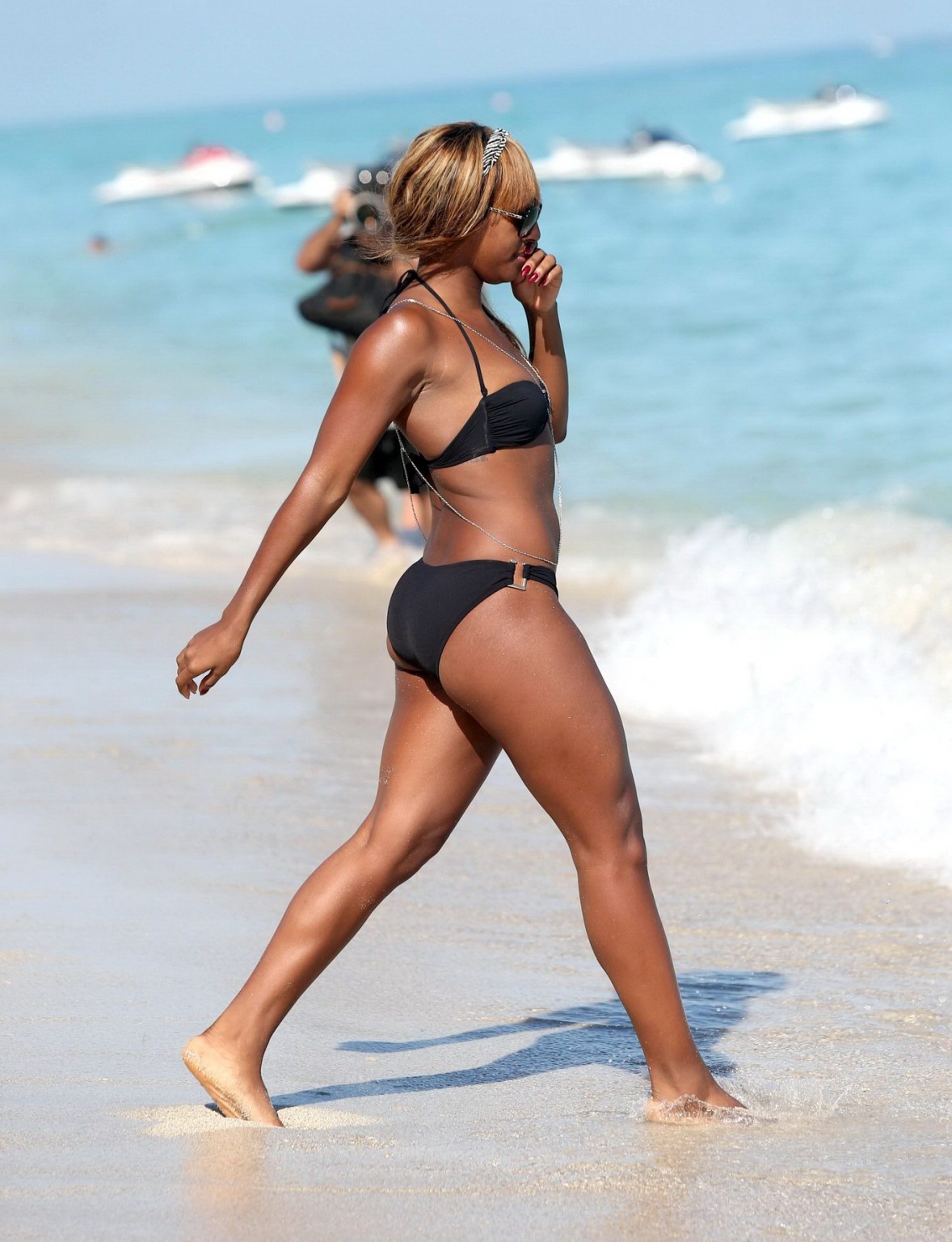 Alexandra Burke exhibe son corps en bikini sur une plage de Miami.
 #75244127