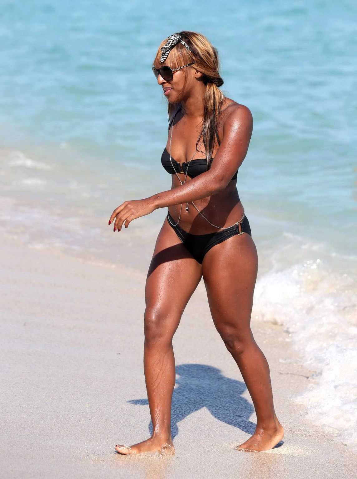 Alexandra Burke exhibe son corps en bikini sur une plage de Miami.
 #75244208
