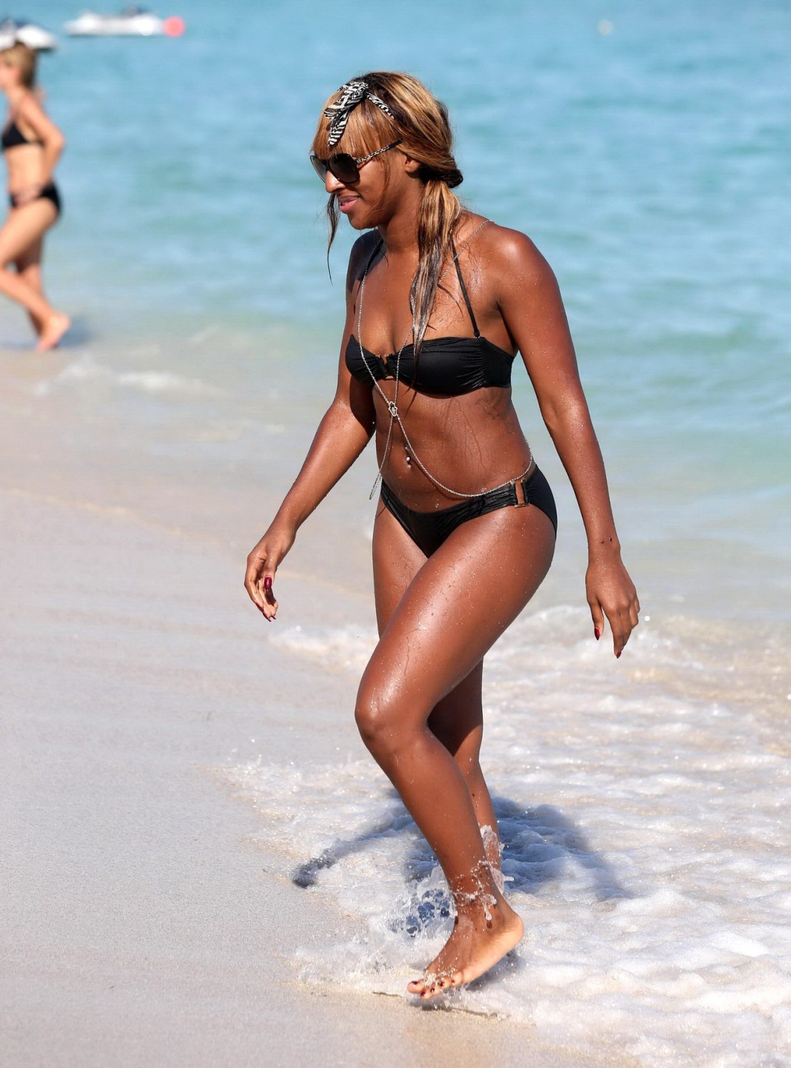 Alexandra Burke exhibe son corps en bikini sur une plage de Miami.
 #75244213