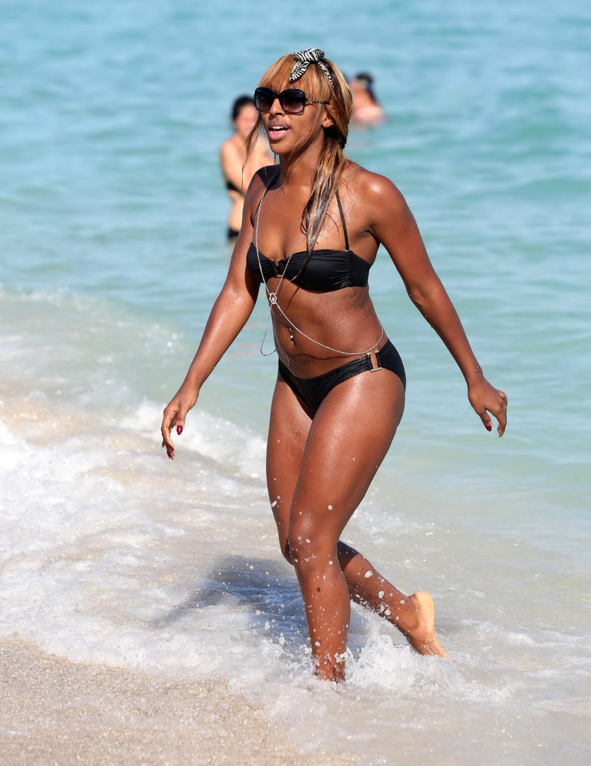 Alexandra Burke exhibe son corps en bikini sur une plage de Miami.
 #75244231