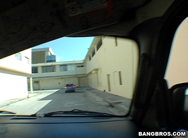 Sie steigt in den Bus, sie wird geknallt, sie wird abgesetzt
 #78907867