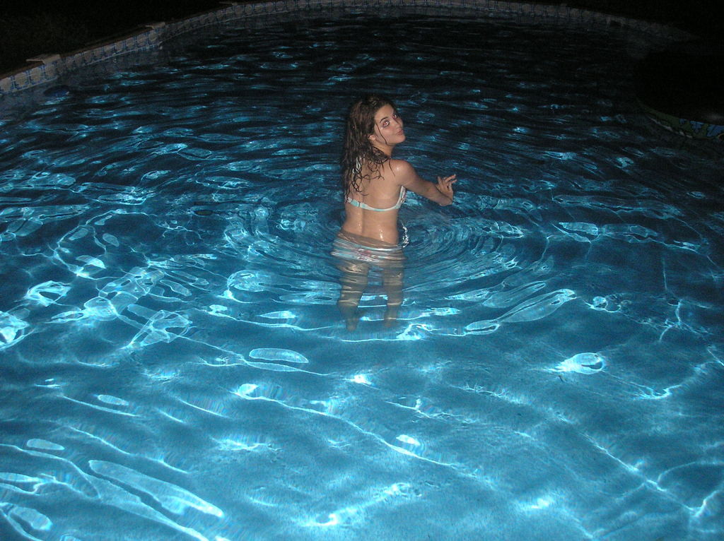 プールやバスタブで裸になる18歳の彼女
 #78742478