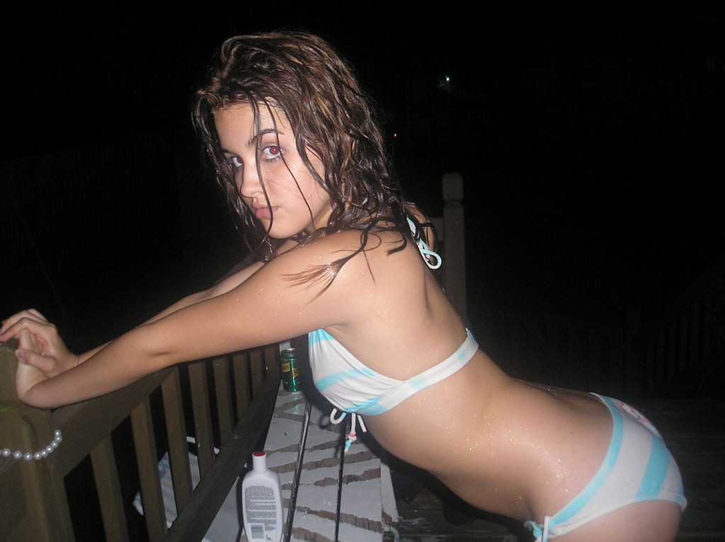 プールやバスタブで裸になる18歳の彼女
 #78742483